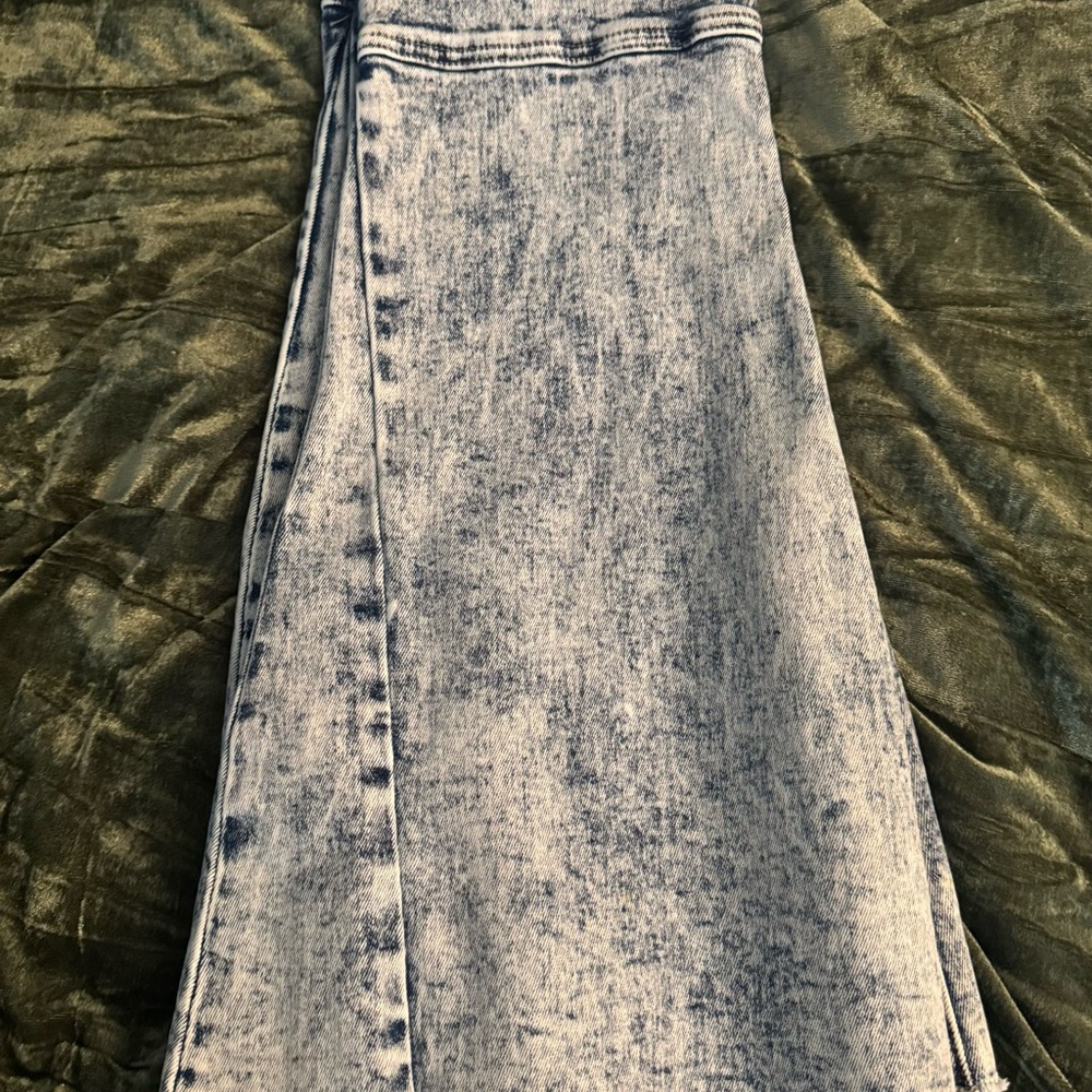 Buckle Blue Acid Wash Denim , cute bell bottom style jeans a lot of stretch - Picture 3 of 4